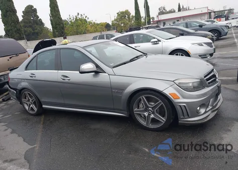 2009 Mercedes-Benz C 63 Amg z USA, uszkodzony, nr VIN WDDGF77XX9F307085